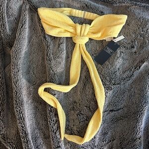 Abercrombie& Fitch butter yellow textured bikini top. Brand new w tag size XXS
